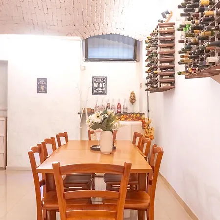 Apartamento The Wine Cave, Cool & Spacious 2br, Steps From Centrale, Ideal For Large Groups And Families