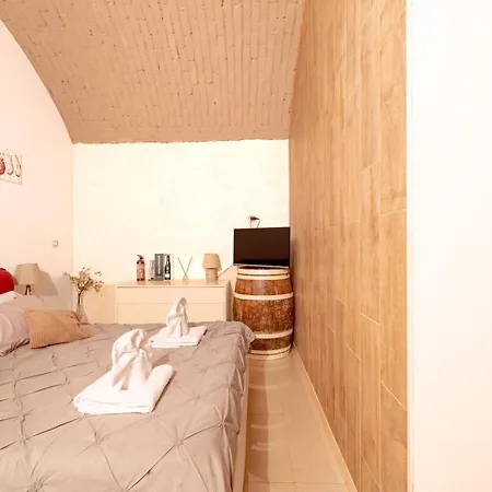 Apartamento The Wine Cave, Cool & Spacious 2br, Steps From Centrale, Ideal For Large Groups And Families Milán