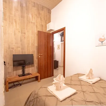 The Wine Cave, Cool & Spacious 2br, Steps From Centrale, Ideal For Large Groups And Families *