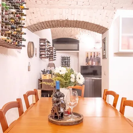 The Wine Cave, Cool & Spacious 2br, Steps From Centrale, Ideal For Large Groups And Families Apartamento