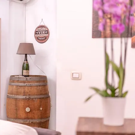 The Wine Cave, Cool & Spacious 2br, Steps From Centrale, Ideal For Large Groups And Families Apartamento *