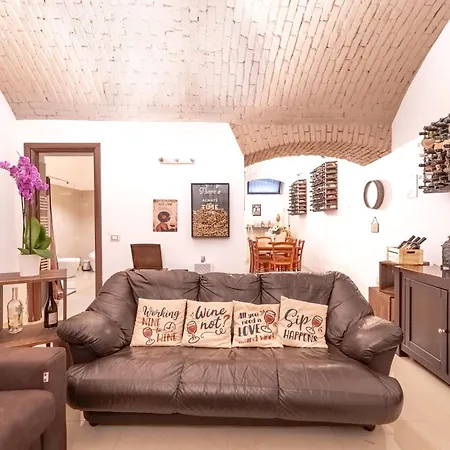 The Wine Cave, Spacious 2br, Steps From Centrale, Ideal For Large Groups And Families 公寓