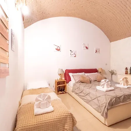 The Wine Cave, Cool & Spacious 2br, Steps From Centrale, Ideal For Large Groups And Families Apartamento Milán