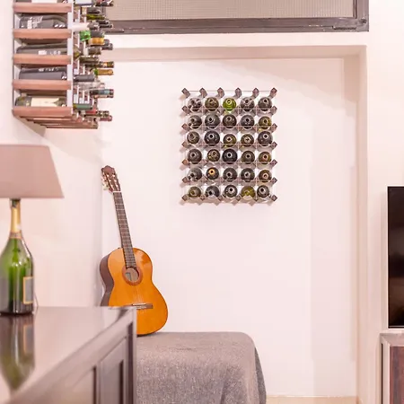 The Wine Cave, Cool & Spacious 2br, Steps From Centrale, Ideal For Large Groups And Families *