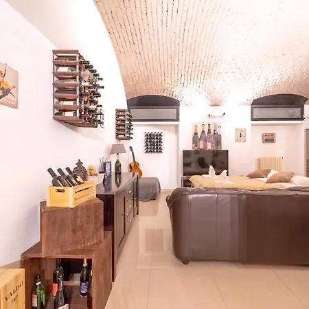 Apartamento The Wine Cave, Cool & Spacious 2br, Steps From Centrale, Ideal For Large Groups And Families