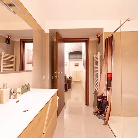 The Wine Cave, Cool & Spacious 2br, Steps From Centrale, Ideal For Large Groups And Families Milán