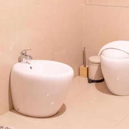 The Wine Cave, Cool & Spacious 2br, Steps From Centrale, Ideal For Large Groups And Families *