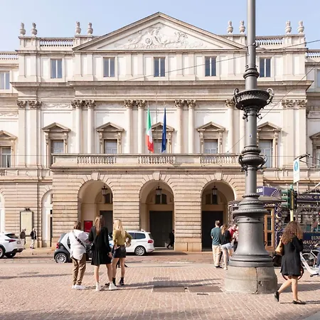 Antica Apartment With Private Outdoor, In The Heart Of Milan Few Steps From Duomo, By Houseinmilano شقة *