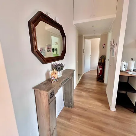 Daire Kademy House-bright Top-floor 2-bedroom Short Walk To Station Milano