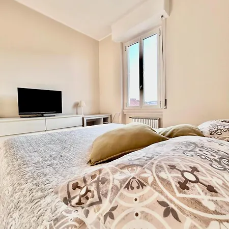 Kademy House-bright Top-floor 2-bedroom Short Walk To Station Milano