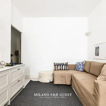 Chiara Centro * ميلان