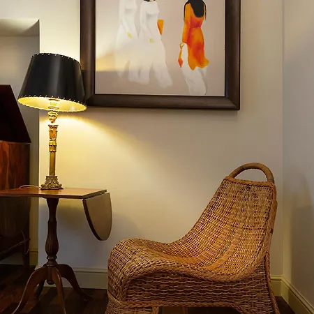 Elegant Historic On A Tree-lined Avenue Near Cadorna Station מילאנו