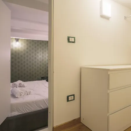 Modern Loft In Porta Venezia Daire Milano