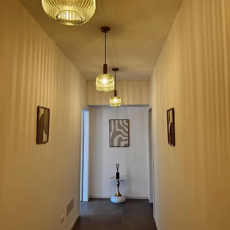 Charming 2 Bed With Private Baths In Center