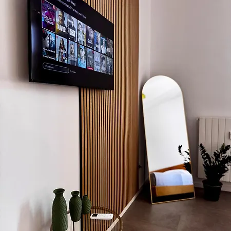 Charming 2 Bed With Private Baths In Center 아파트 *