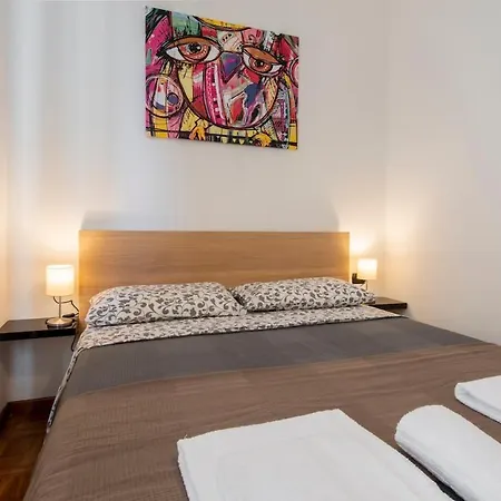 Quiet In The Heart Of Navigli - B * Mailand