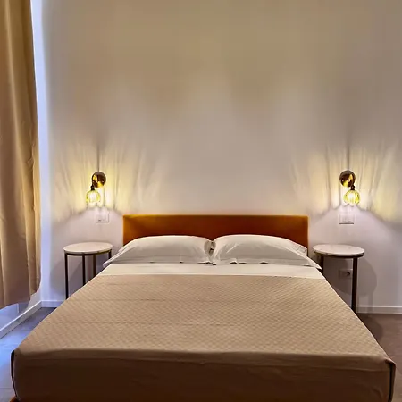 Charming 2 Bed With Private Baths In Center