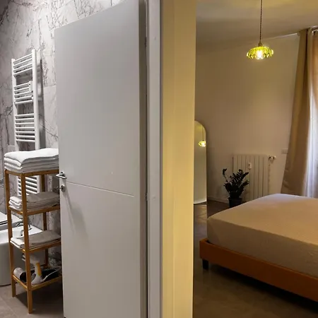 Charming 2 Bed With Private Baths In Center