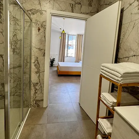 Charming 2 Bed With Private Baths In Center *