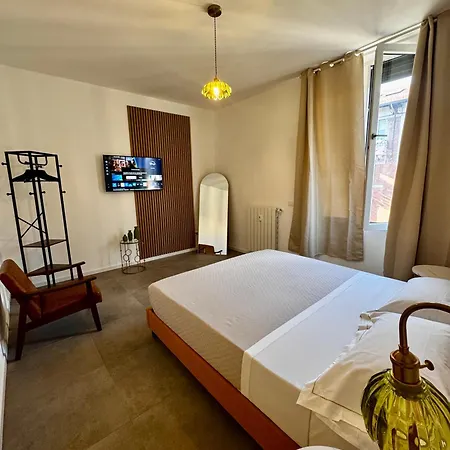 Charming 2 Bed With Private Baths In Center 아파트 *