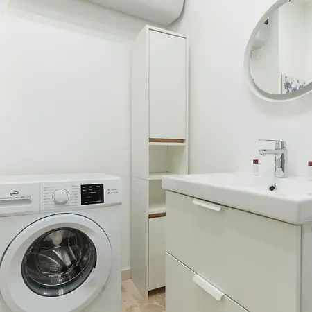 Guesthost - Bright Near Mm1 Turro