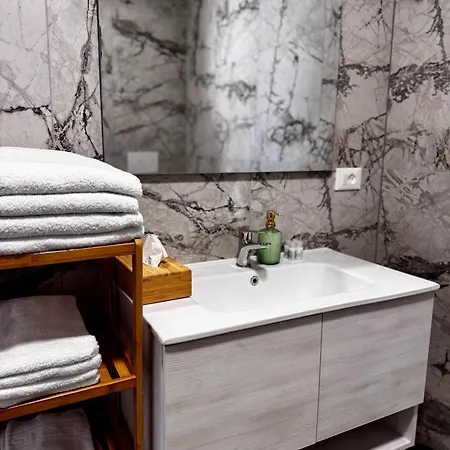 Charming 2 Bed With Private Baths In Center 아파트 *