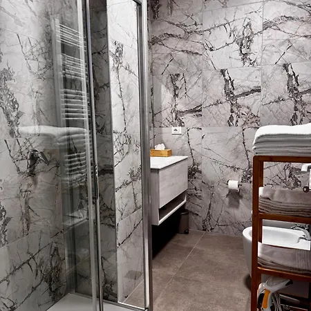 Charming 2 Bed With Private Baths In Center