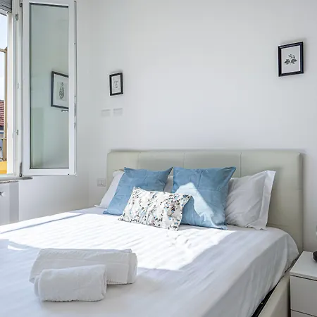 Joivy Sublime Flat With Balcony شقة ميلان