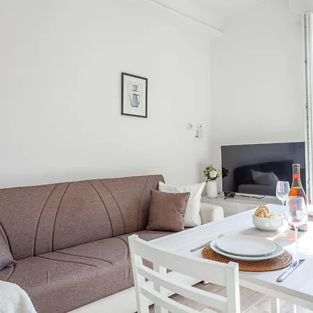 Joivy Sublime Flat With Balcony شقة ميلان