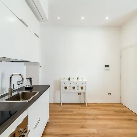 Апартаменты Vecchia Milano, 10 Minutes From The Duomo Милан