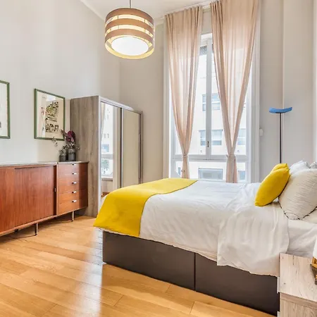 4 Pax Luxury Duomo San Babila Milan