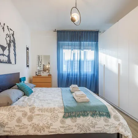 Cosmopolitan House - Modern Eco Daire