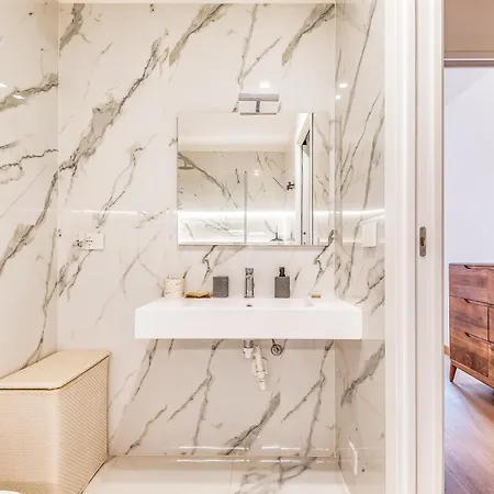 Luxury Via Montenevoso 4 Pax Wi-fi شقة *