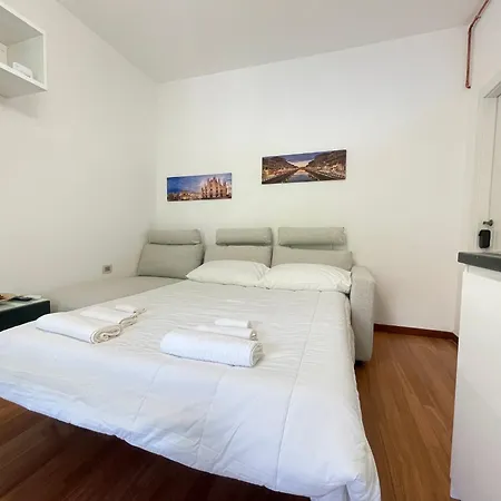 A Stone's Throw From The Metro Apartment Milan