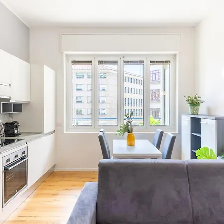 Duomo 10 Minutes Walk- Modern Design Apartment Milan