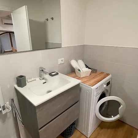 Elena S Navigli Apartman *