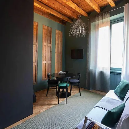 Artistic Flat W Wooden Beams, Porta Venezia شقة