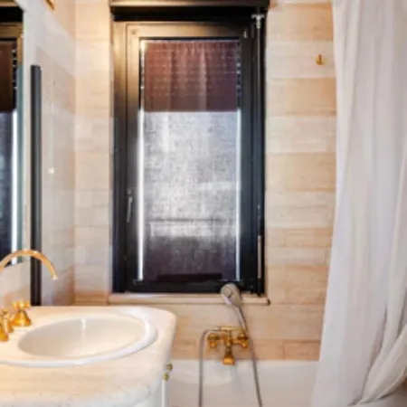 3 Bedrooms With Terrace Close To The Center