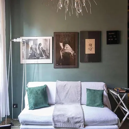 Artistic Flat W Wooden Beams, Porta Venezia * Milão