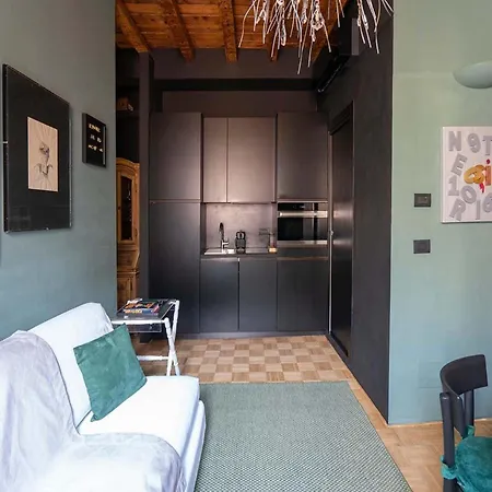 Artistic Flat W Wooden Beams, Porta Venezia ميلان