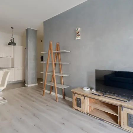 Guesthost - Lorenteggio Charming Flat شقة ميلان