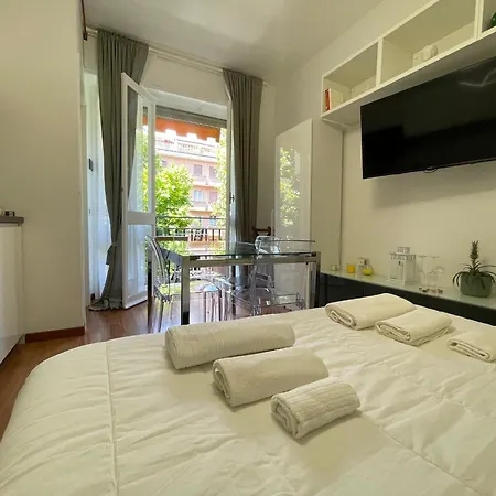 A Stone's Throw From The Metro Milánó