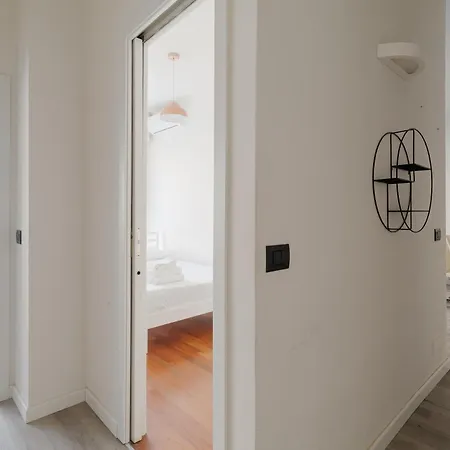 Guesthost - Lorenteggio Charming Flat شقة ميلان