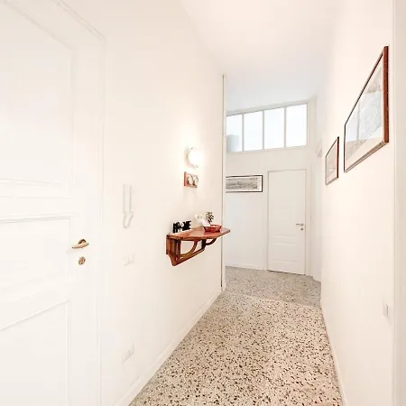 Appartement In Front Of Metro Cadorna La Casa Degli Artisti Milaan