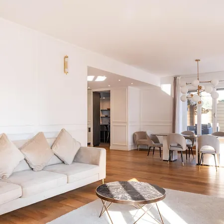 Lusso, Stile E Un Meraviglioso Terrazzo Nel Cuore Di