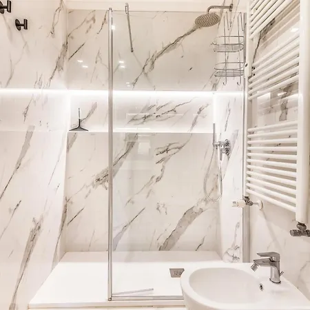 شقة Luxury Via Montenevoso 4 Pax Wi-fi *