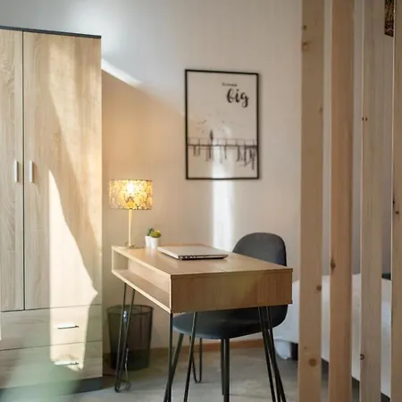 Private Garden & Metro 2 Min - Wooden Wave Flat Lägenhet
