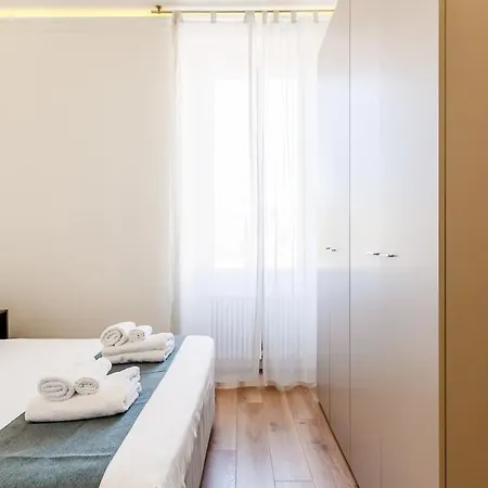 Vecchia Milano, 10 Minutes From The Duomo Апартаменты *
