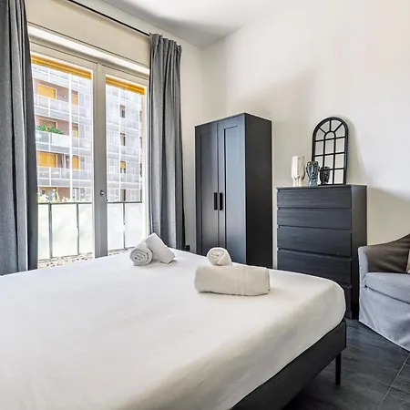 Daire Luminoso Trilocale Vicino Stazione Milano