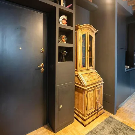 Artistic Flat W Wooden Beams, Porta Venezia